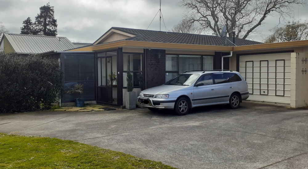 Kiwi house sitter and farm sitter. Available throughout New Zealand.